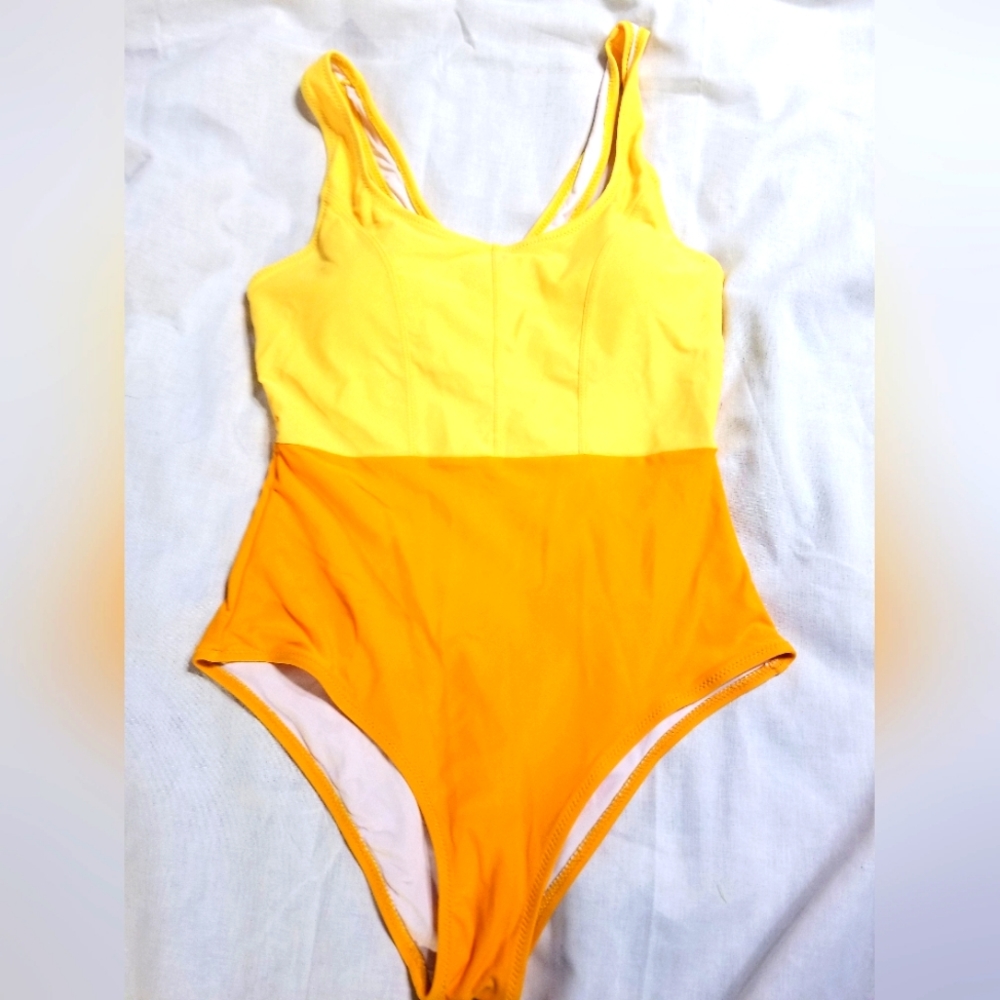 NWOT Racerback one piece  removeable padding small